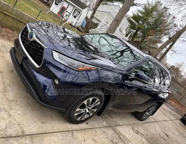 Toyota Highlander 2022 Blue