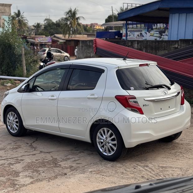 Toyota Vitz 1.3 FWD 5dr 2015 Pearl