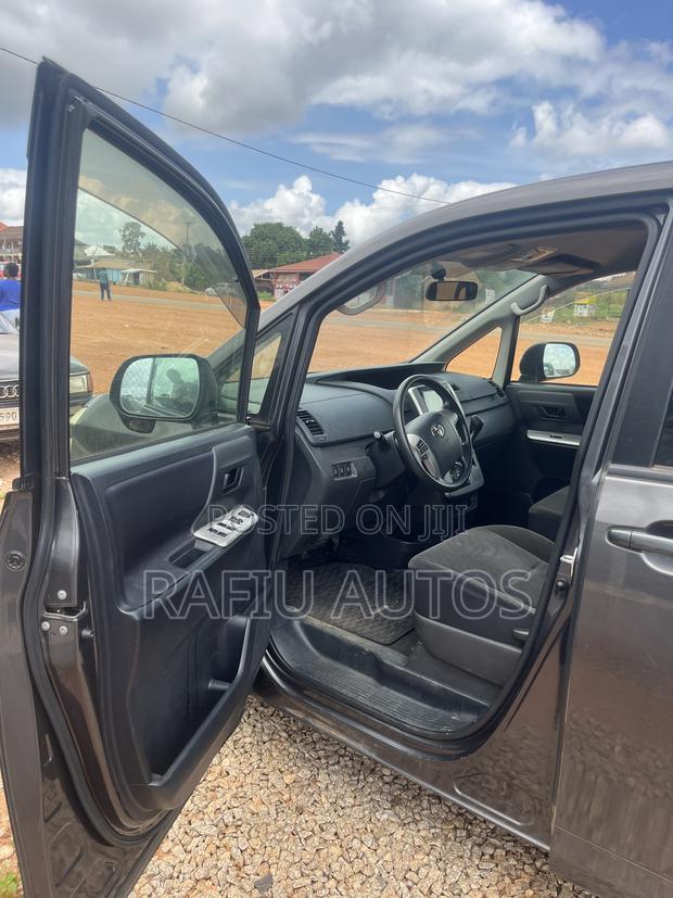 Toyota Voxy 2012