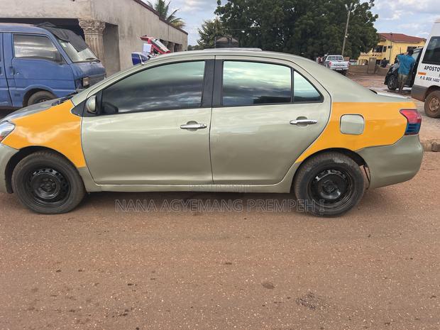 Toyota Yaris Base Sedan 4dr 2010 Beige