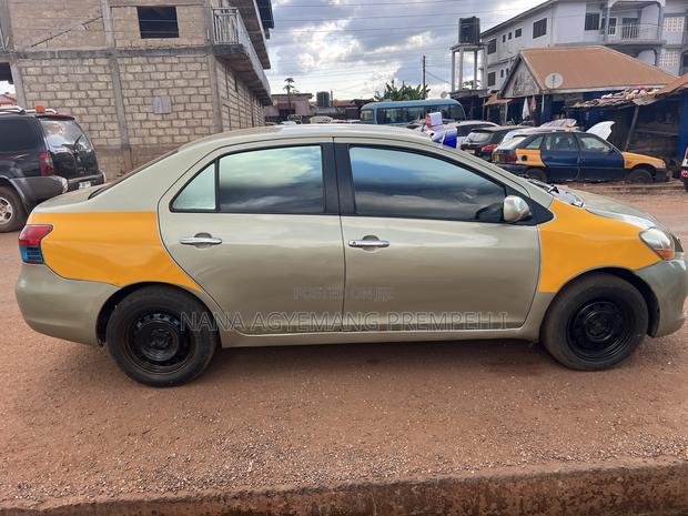 Toyota Yaris Base Sedan 4dr 2010 Beige