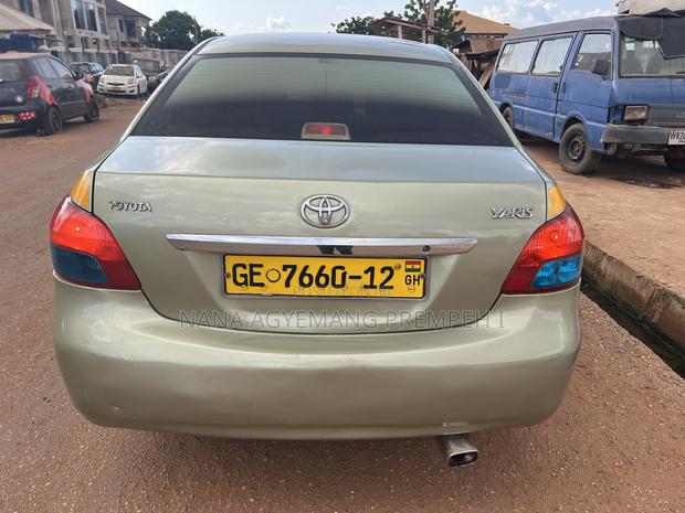 Toyota Yaris Base Sedan 4dr 2010 Beige