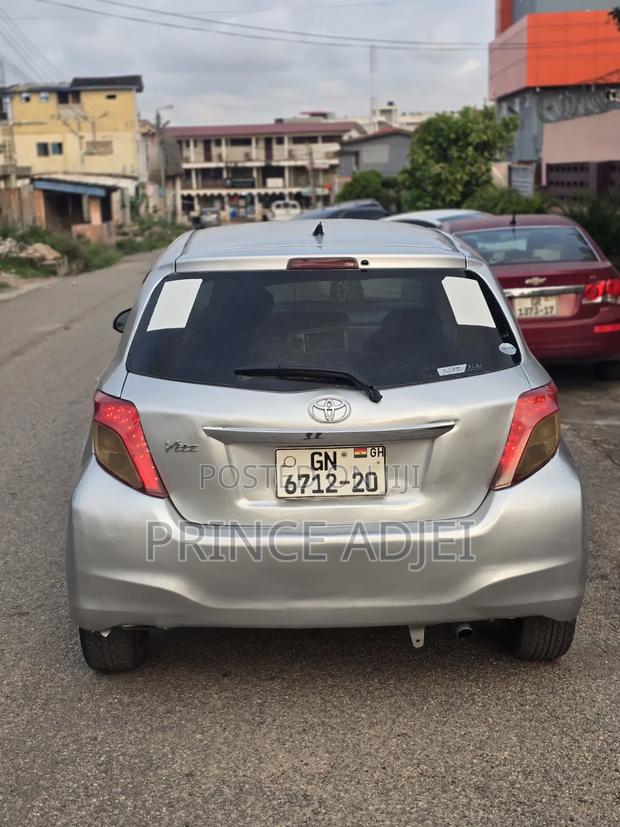 Toyota Vitz 2012 Silver