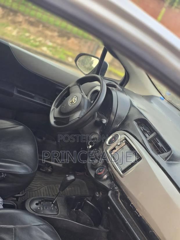 Toyota Vitz 2012 Silver