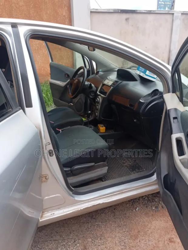 Toyota Vitz 2010 Gray