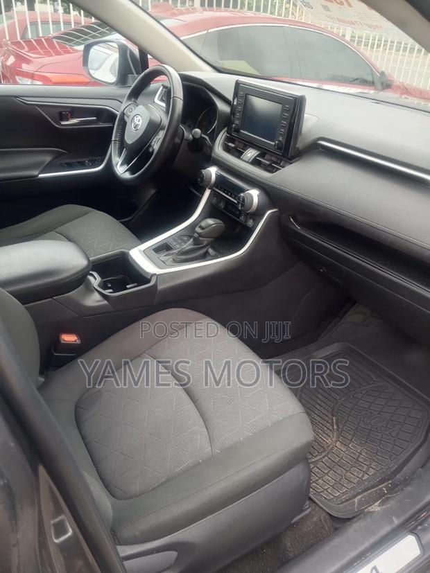 Toyota RAV4 XLE 2022 Gray