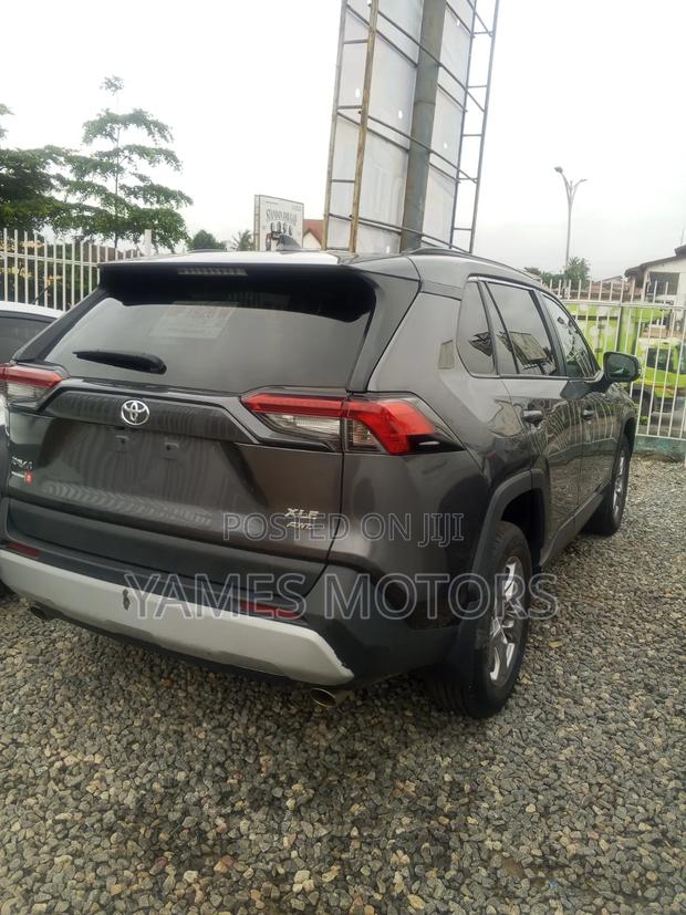 Toyota RAV4 XLE 2022 Gray