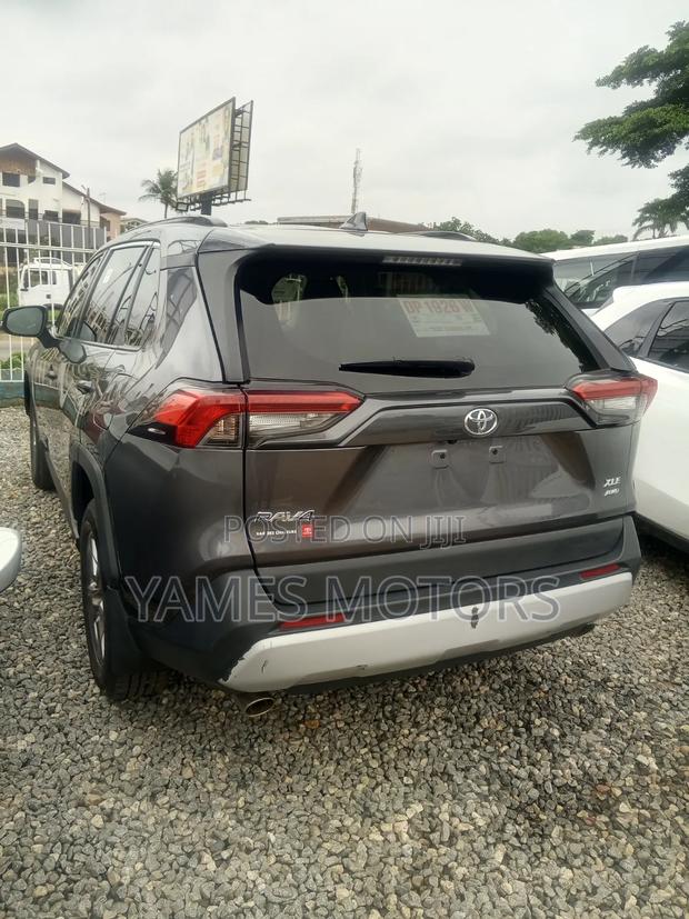 Toyota RAV4 XLE 2022 Gray