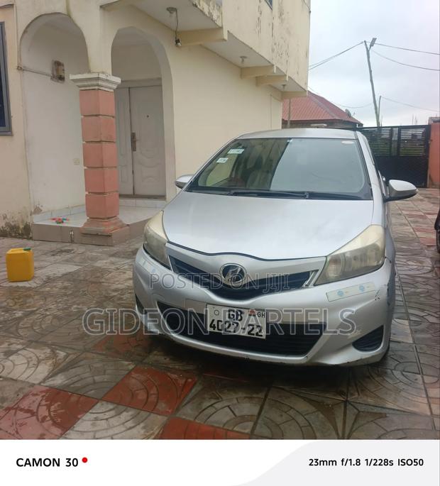 Toyota Vitz 2012 Silver