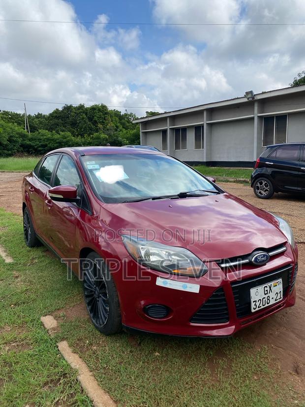 Ford Focus SE Sedan FWD (2.0L 4cyl 5M) 2013 Red