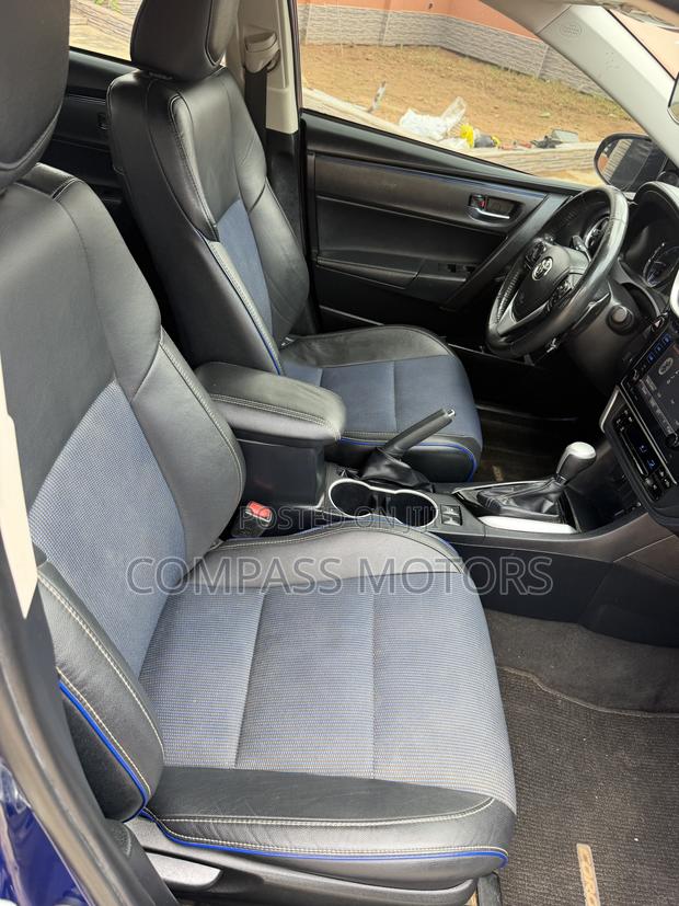 Toyota Corolla SE (1.8L 4cyl 6M) 2018 Blue