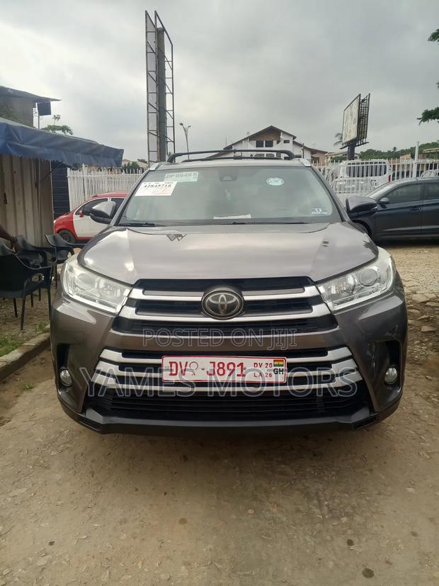 Toyota Highlander XLE 4x4 V6 (3.5L 6cyl 8A) 2017 Gray