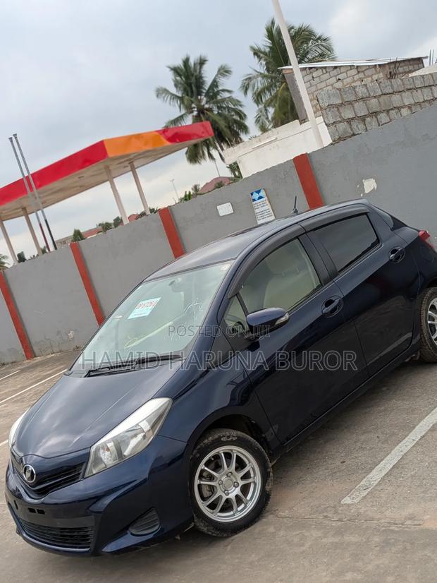 Toyota Vitz 1.3 FWD 5dr 2013 Blue