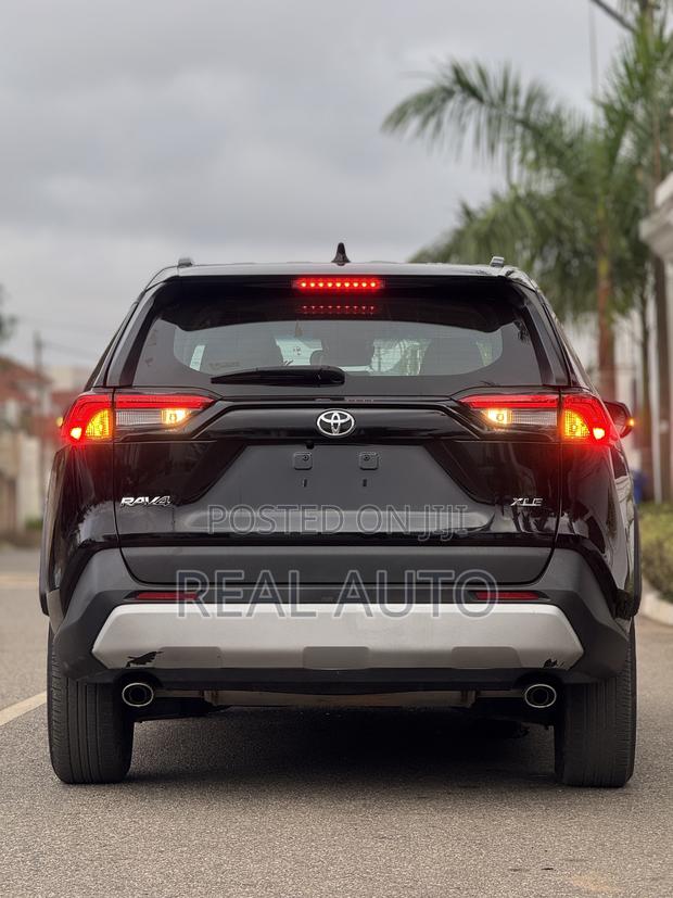 Toyota RAV4 XLE Premium AWD 2024 Black
