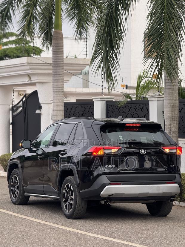 Toyota RAV4 XLE Premium AWD 2024 Black