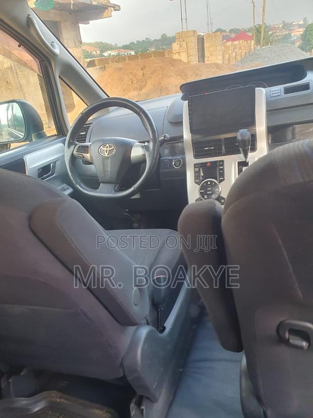 Toyota Voxy V 2WD 7-Seater 2015 Black
