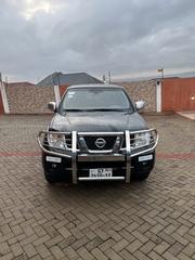 Nissan Navara 2.5 dCi Automatic 2011 Black for sale