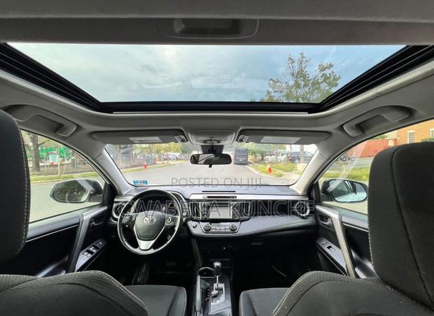 Toyota RAV4 XLE 4dr SUV AWD (2.5L 4cyl 6A) 2018 White