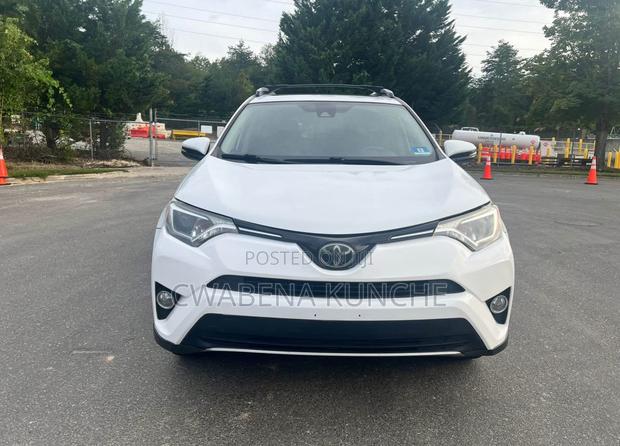 Toyota RAV4 XLE 4dr SUV AWD (2.5L 4cyl 6A) 2018 White