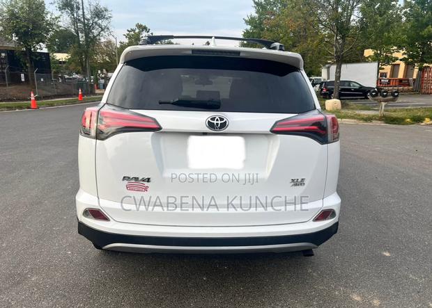 Toyota RAV4 XLE 4dr SUV AWD (2.5L 4cyl 6A) 2018 White