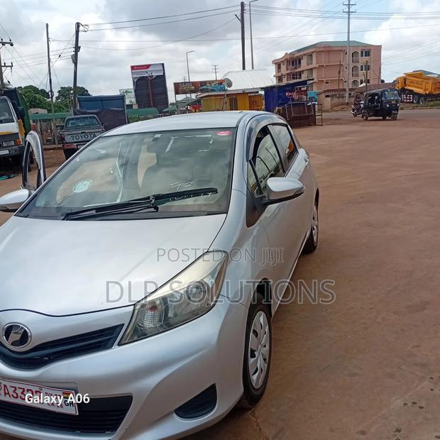 Toyota Vitz 2012 Silver