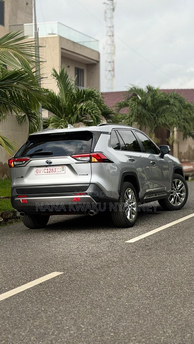 Toyota RAV4 Hybrid 2024 Silver