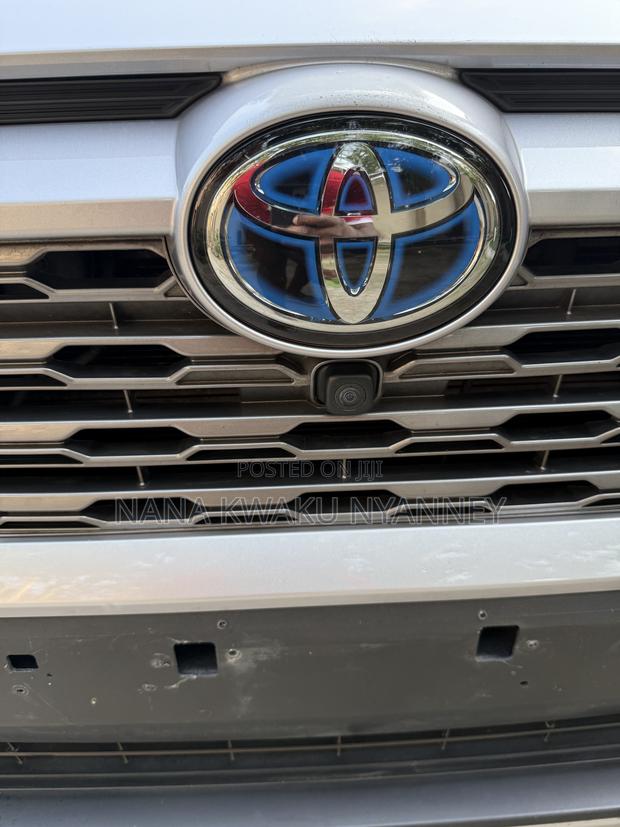 Toyota RAV4 Hybrid 2024 Silver