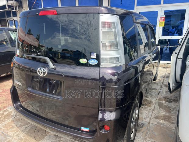 Toyota Sienta 1.5 FWD 2012