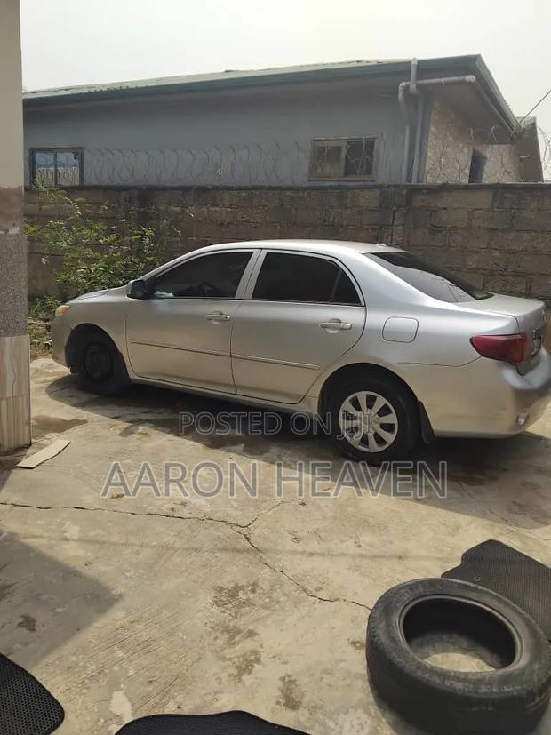 Toyota Corolla LE 4dr Sedan (1.8L 4cyl 4A) 2010 Silver