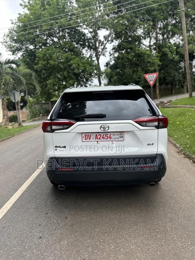 Toyota RAV4 XLE AWD 2023 White