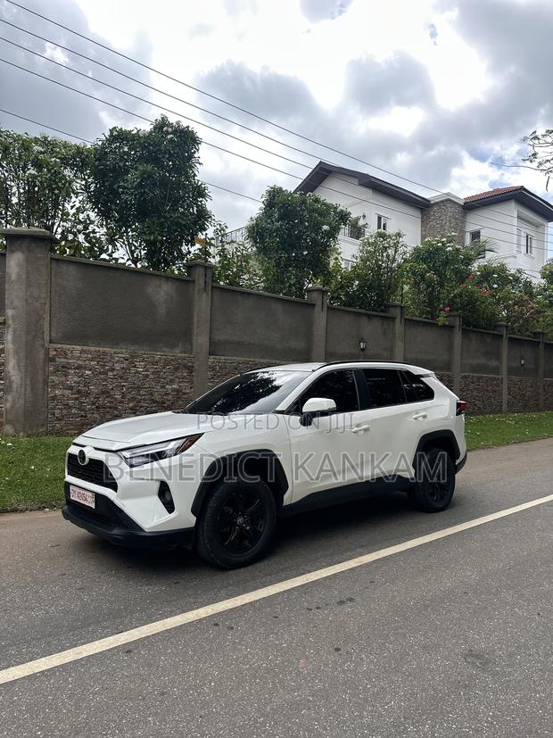 Toyota RAV4 XLE AWD 2023 White