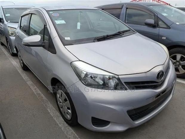 Toyota Vitz 1.3 FWD 5dr 2012 Gray