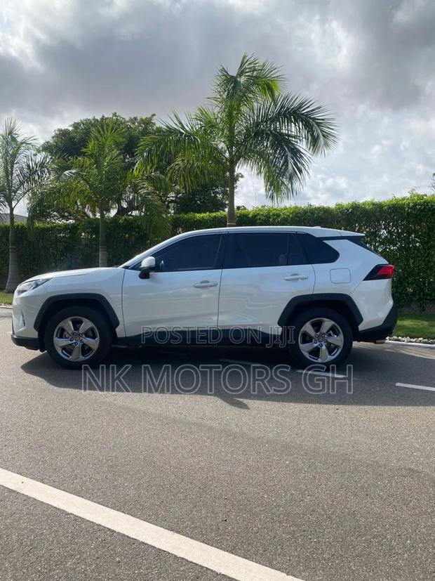 Toyota RAV4 2021 White