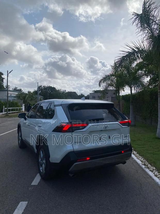 Toyota RAV4 2021 White