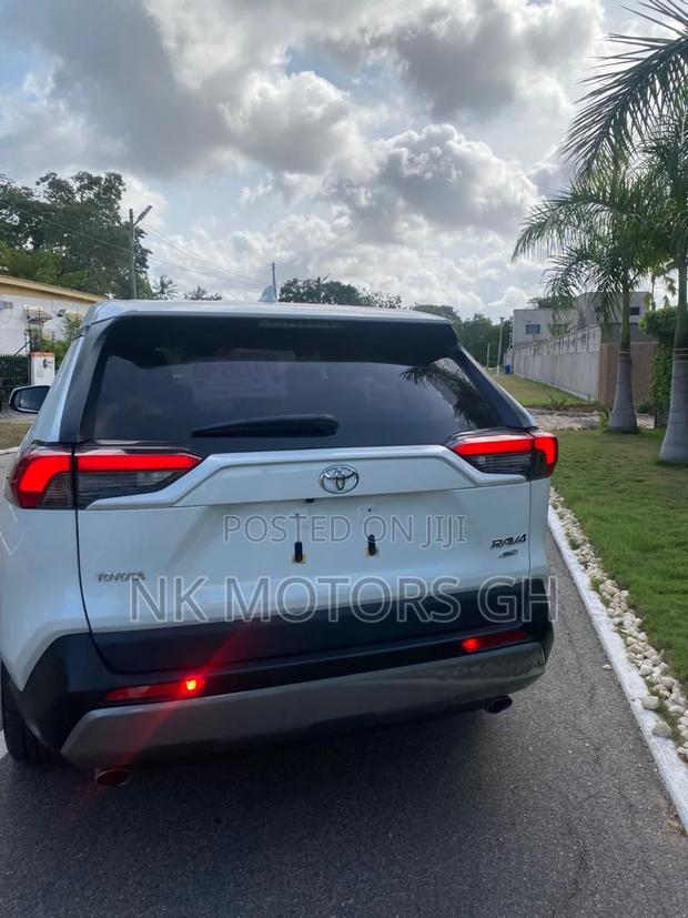 Toyota RAV4 2021 White