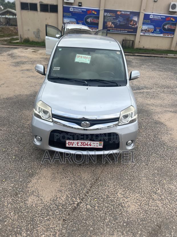 Toyota Sienta 1.5 FWD 2014 Silver