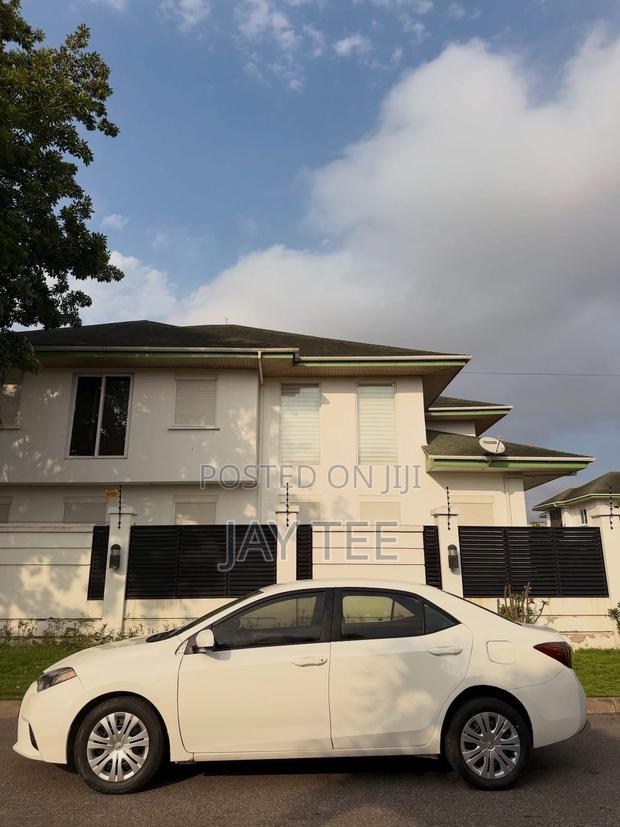 Toyota Corolla LE 4dr Sedan (1.8L 4cyl CVT) 2016 White