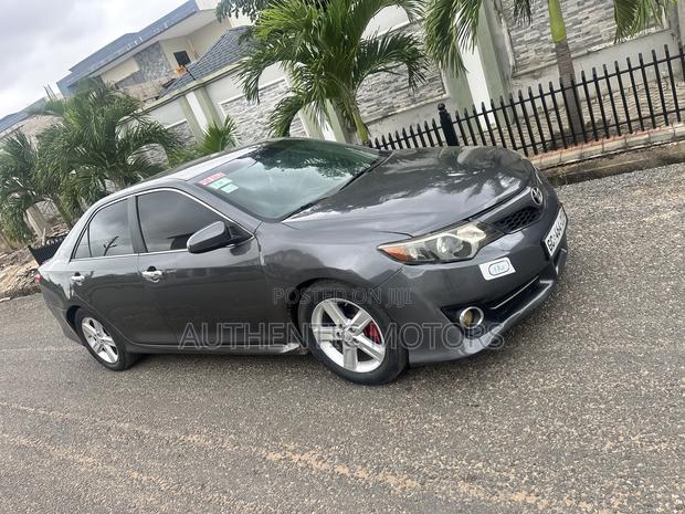 Toyota Camry SE 4dr Sedan (2.5L 4cyl 6A) 2014 Gray