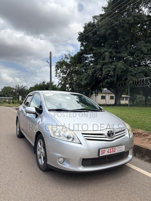 Toyota Auris XLS Sedan FWD (3.5L 6cyl 6A) 2010 Silver