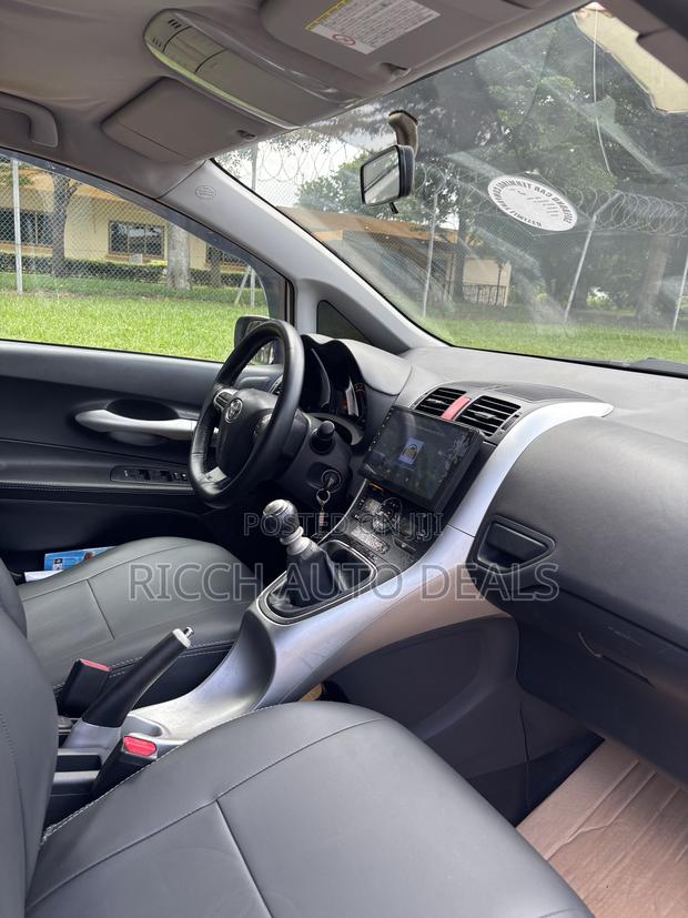 Toyota Auris XLS Sedan FWD (3.5L 6cyl 6A) 2010 Silver