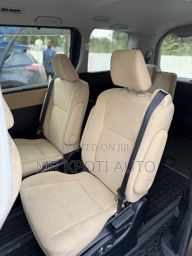 Toyota Noah 2014 Gray