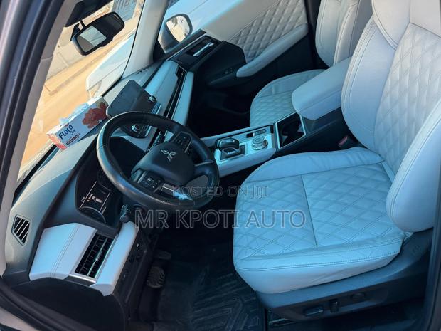 Mitsubishi Outlander 2022 Gray