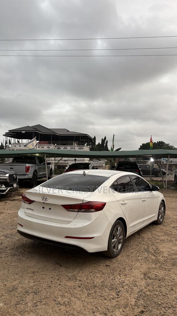 Hyundai Elantra Limited Sedan FWD (2.0L 4cyl 6A) 2017 White