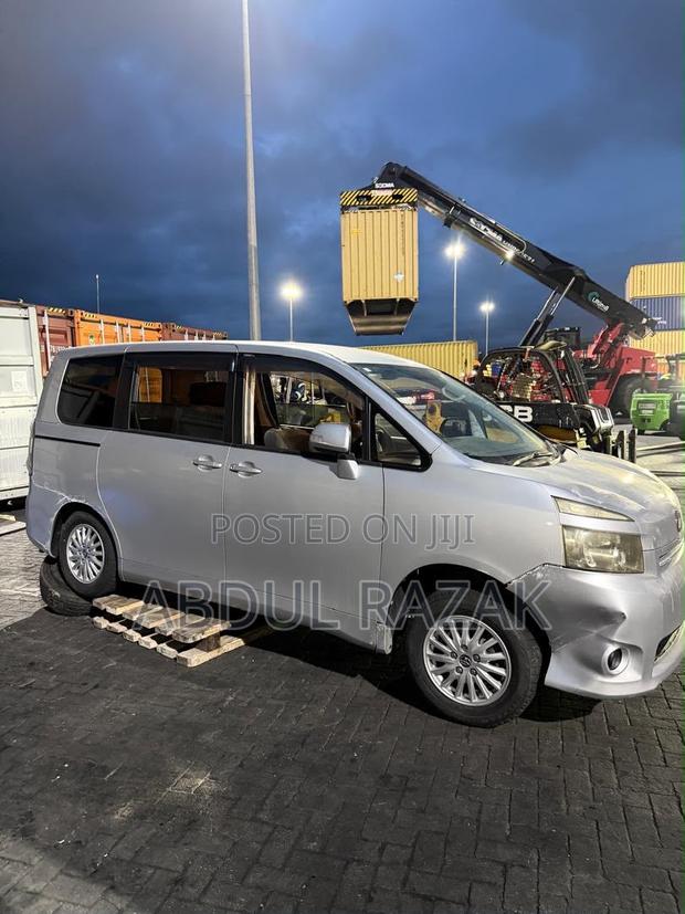Toyota Voxy X 2WD 8-Seater 2013 White