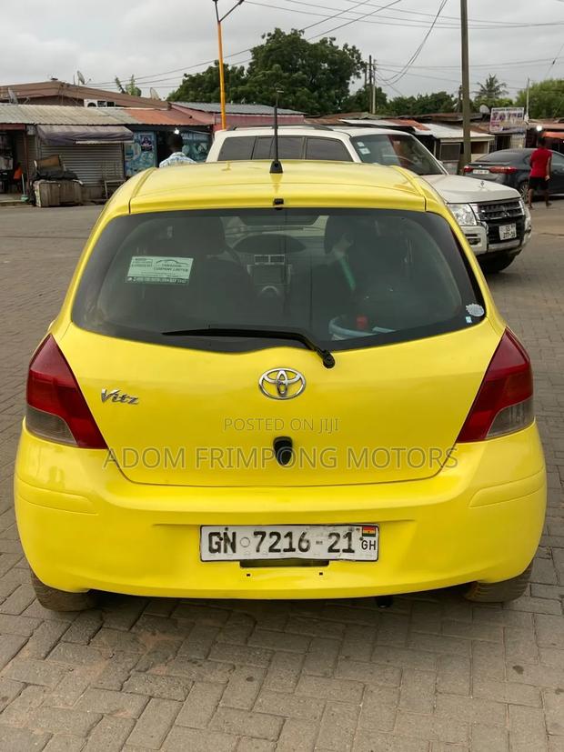 Toyota Vitz 2010 Yellow