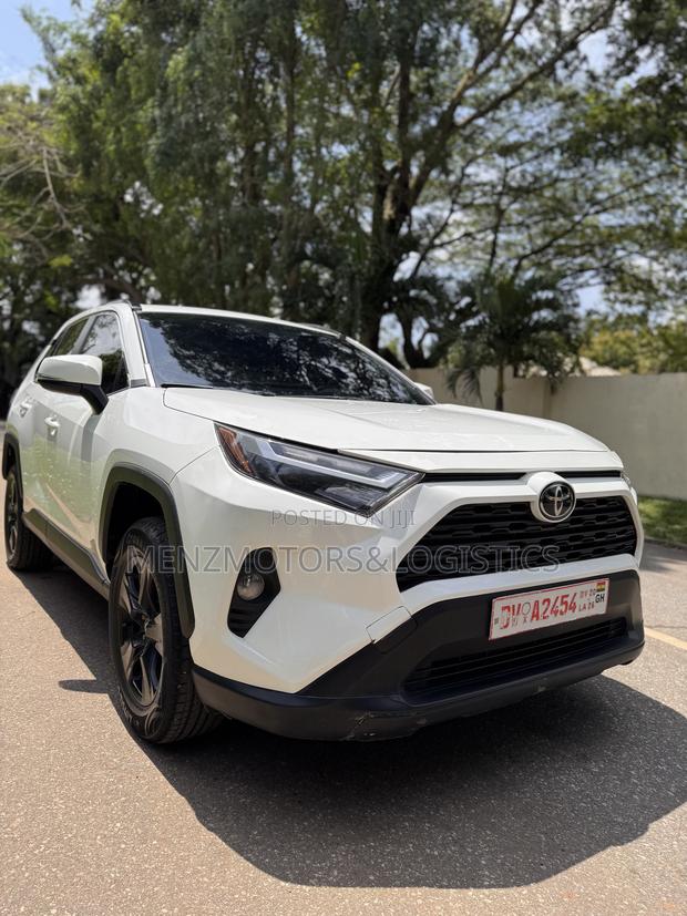 Toyota RAV4 XLE AWD 2023 White