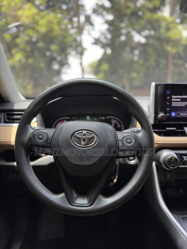 Toyota RAV4 XLE AWD 2023 White