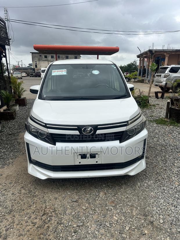 Toyota Voxy Hybrid V 2WD 7-Seater 2014 White