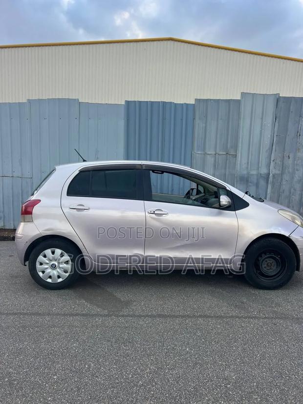 Toyota Vitz 1.5 FWD 5dr 2010 Gray