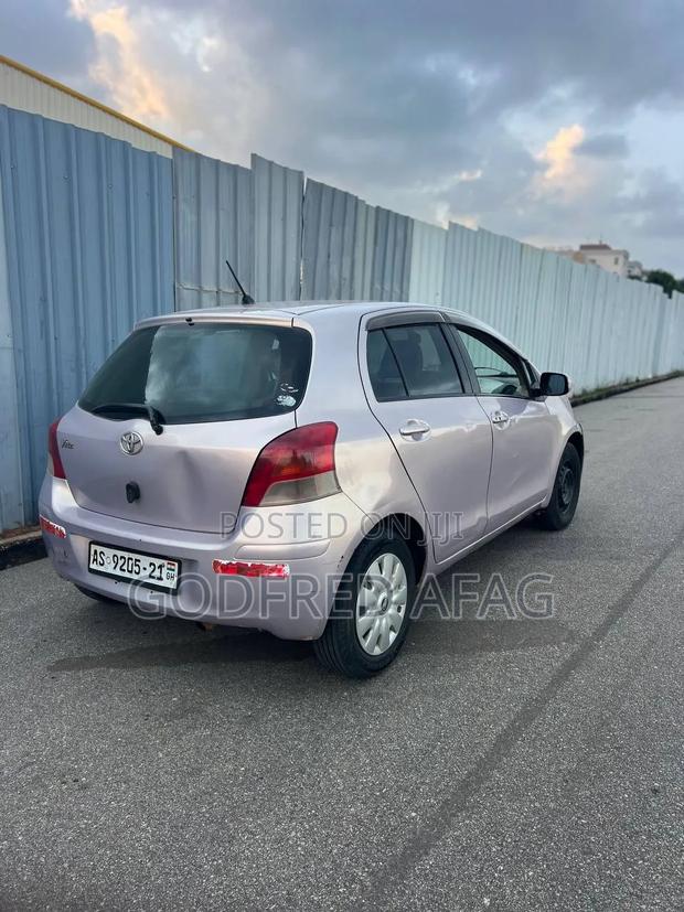 Toyota Vitz 1.5 FWD 5dr 2010 Gray